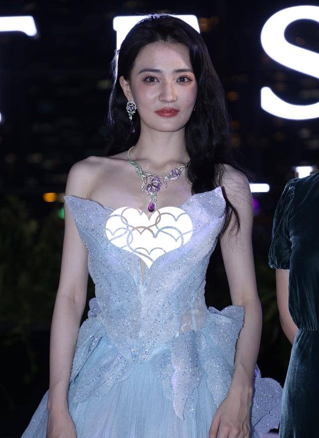 颜色|徐璐的无修图真的太美了，看着又纯又欲的，穿蓝裙更迷人了