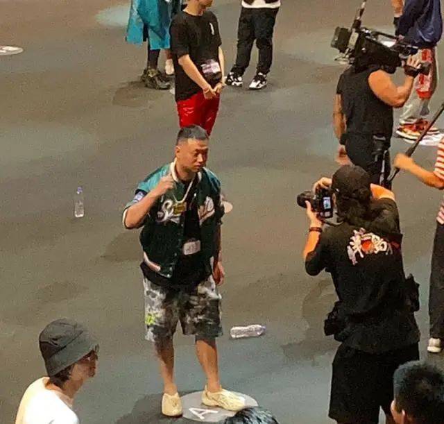 实战|匹克 VS 椰子！同样的加价洞洞鞋，你怎么选？