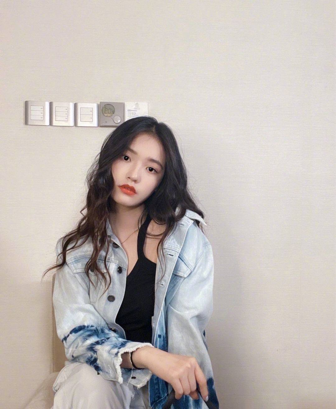 黑色|24岁林允拍摄七夕大片，白色T恤配高马尾笑起来好甜，太有魅力了