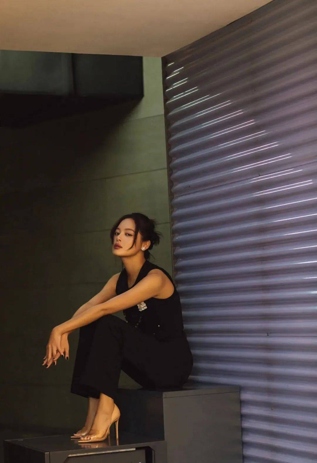 运动鞋|今夏不要总穿运动鞋了,2021流行这几款凉鞋,上脚显瘦显直又显腿长!