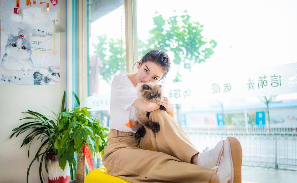 疫苗|黄奕拍戏打疫苗被偶遇，穿连裤袜配拖鞋，粉丝镜头下美得认不出