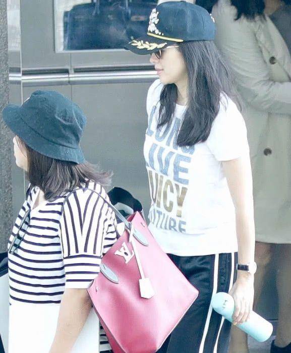 包袱|章子怡抛弃巨星包袱，穿运动装走机场超朴素，40岁素颜美得真高级