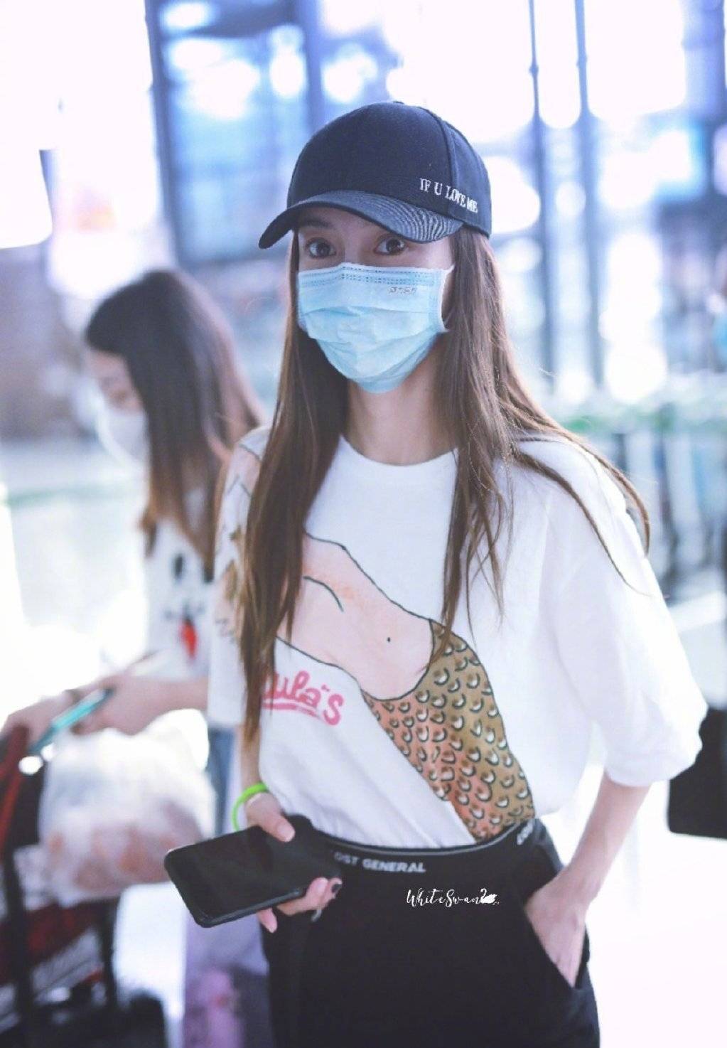 杨颖|31岁杨颖状态真好，穿白色印花T恤现身，这凹凸绝了