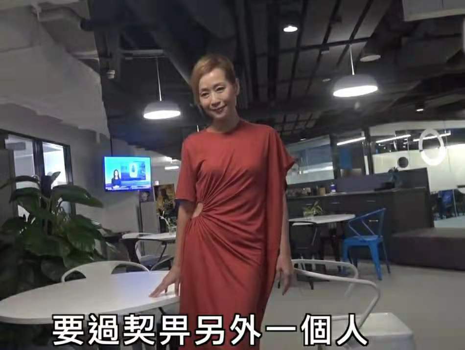 颜色|叶童穿露腰裙，却不敢踩高跟鞋，老就老了嘛就别再装什么阿姨！
