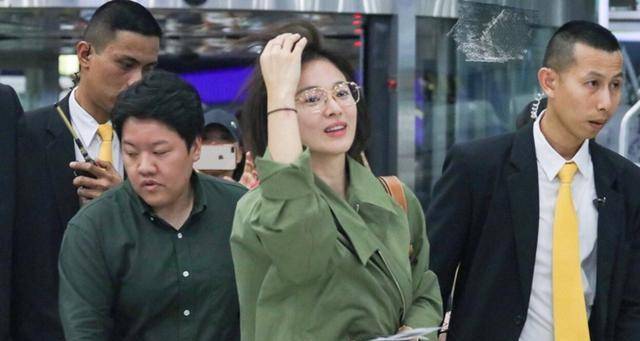 边和|宋慧乔越来越美了,波波头配绿风衣嫩得像学生,39岁美回19岁