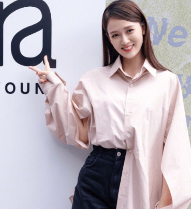 个性|陈乔恩难怪能迷住小9岁的艾伦，穿男友风衬衫硬塞超短裤，真够潮？