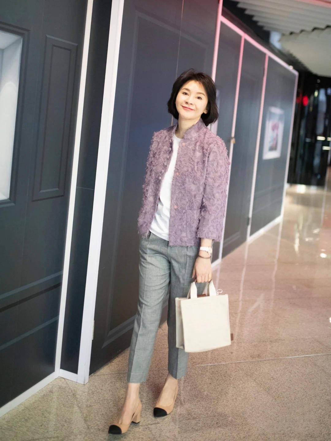 运动鞋|建议不要穿阔腿裤＋运动鞋了！九分裤＋短跟鞋，妈妈穿才更气质