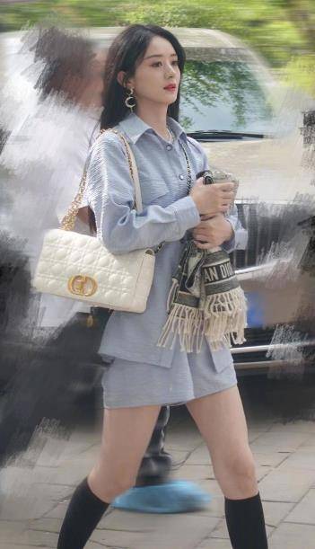 赵丽颖|赵丽颖穿小香风衬衫配小腿黑袜,肤白貌美像小姑娘,让人十分怜爱