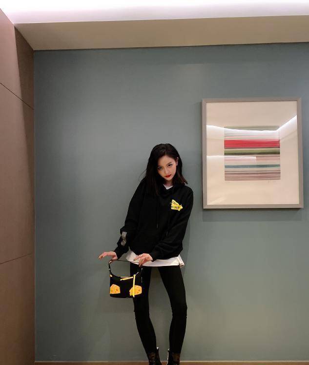 青春|?吴宣仪带火了一种穿法，叫“卫衣+丝袜”，青春时髦中带着潮酷风