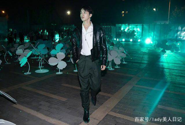 一身|许魏洲穿衣好浮夸，花格子衬衫也只有他敢穿出来招摇过市了
