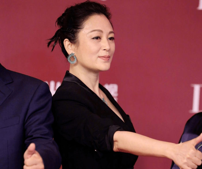 短发|中年女星红毯图鉴：52岁陶红性感敢穿，吴越短发温柔，陈数女王范