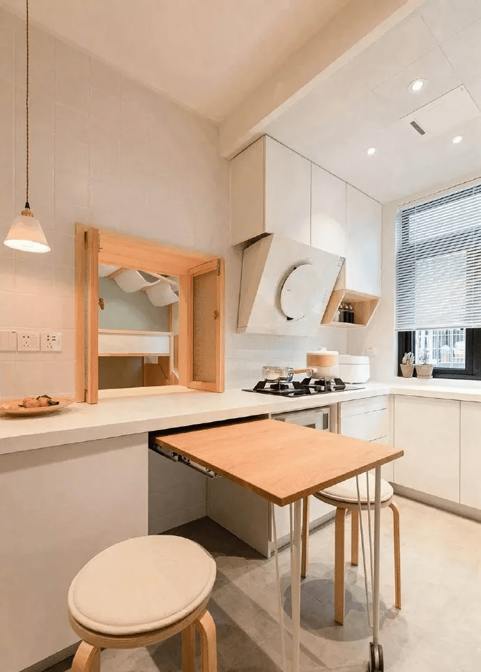 若户型过小,可以在操作台面下方设计伸缩式餐桌,做完饭可以直接就餐