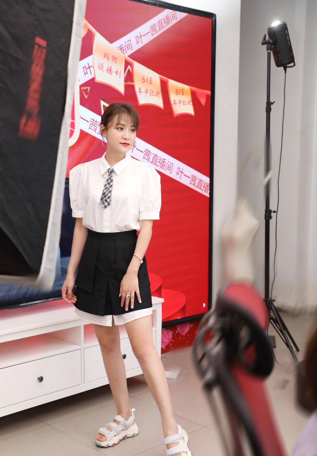 辣妈|叶一茜才是辣妈圈“顶流”，穿一件薄纱连衣裙高级洋气，漂亮大方