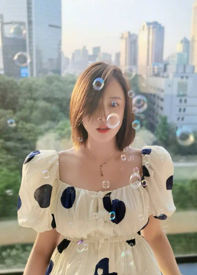 黑色|恋爱后的陈乔恩不得了,为扮嫩她穿上泡泡衫,谁知腰却变得极粗