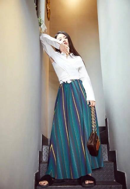 风衣|徐冬冬太会穿,一袭嫩粉长裙尽显优雅气质,轻奢搭配暴露真实身材