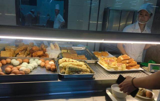 因为|早餐店推出一元自助餐,吃的时候欢天喜地,结账时气得骂老板