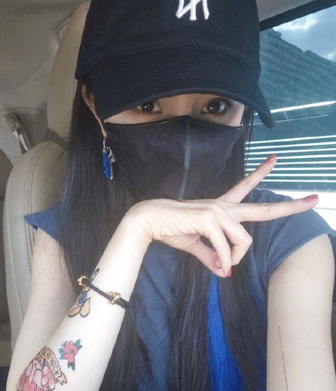 黑色|杨幂逛街买衣服，火辣身材抢镜，收银小哥有些紧张