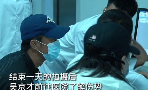 因为|吴京拍戏摔下马背，头部朝下疑扭伤，送医前笑称千万别告诉谢楠