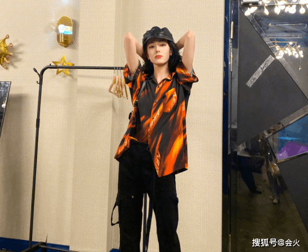 显得|热巴穿红色保暖内衣拍照！百元衣服穿出高级感，腰围与头围差不多
