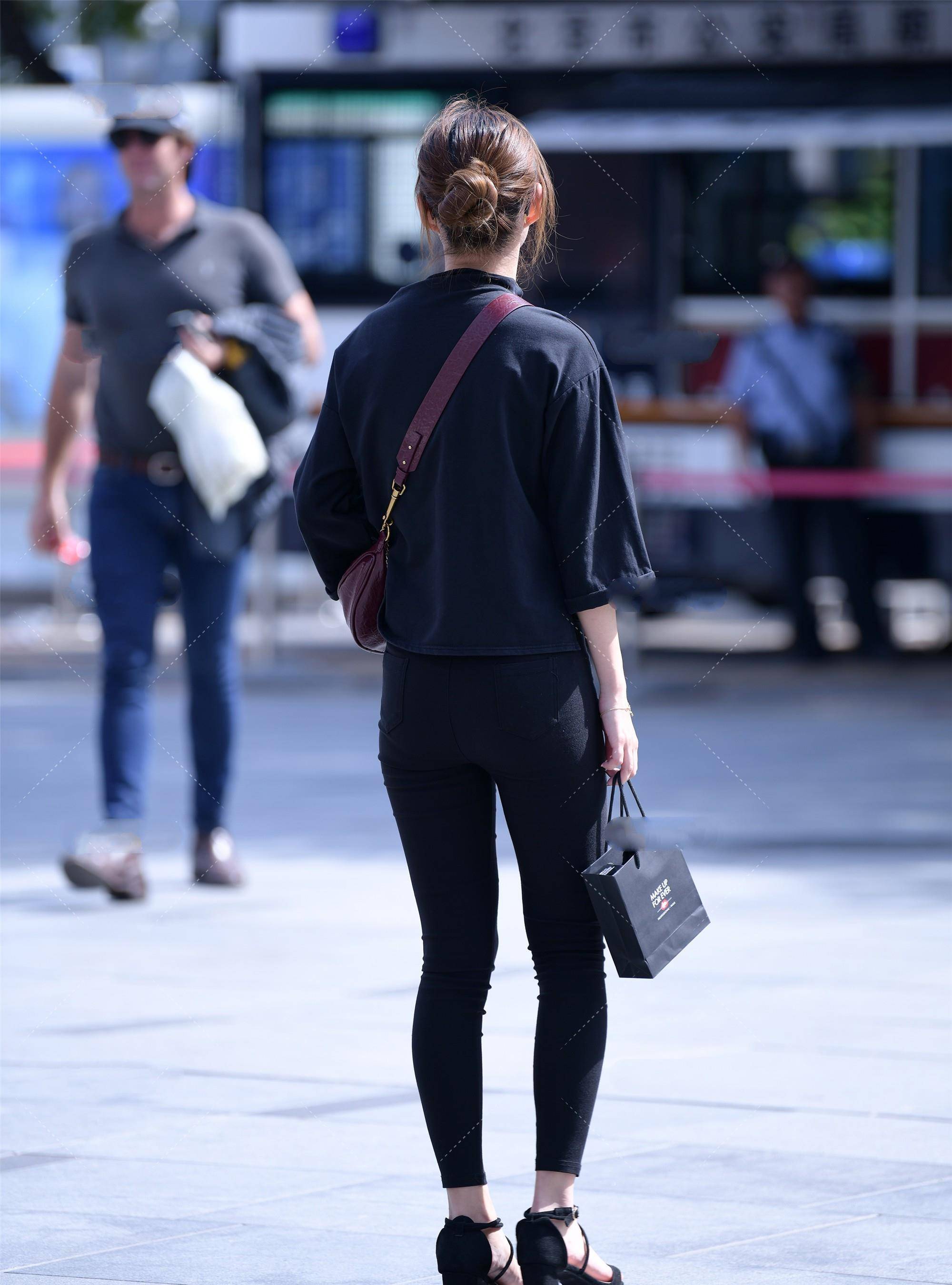 长裤|黑色系穿搭，配铅笔长裤、一字带鞋子，显黑酷潮流风