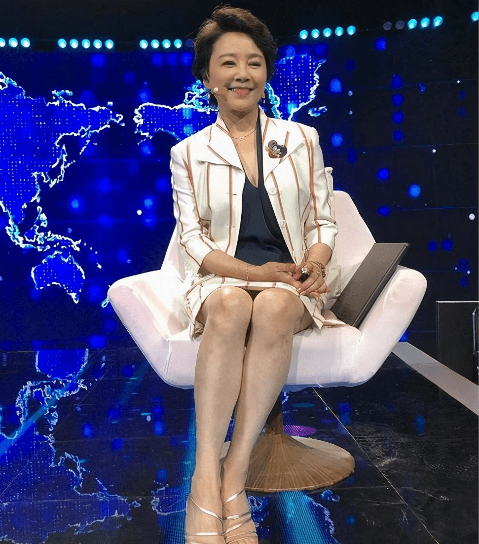 黑色|63岁的张瑜气质真优雅，穿修身连衣裙配短发，又成大了婶们的典范！