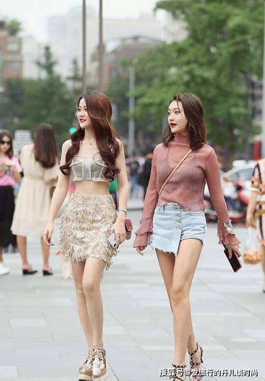 蓝色|东莞时尚穿搭街拍，妖娆多姿的美女用不同的穿搭诠释着时尚元素