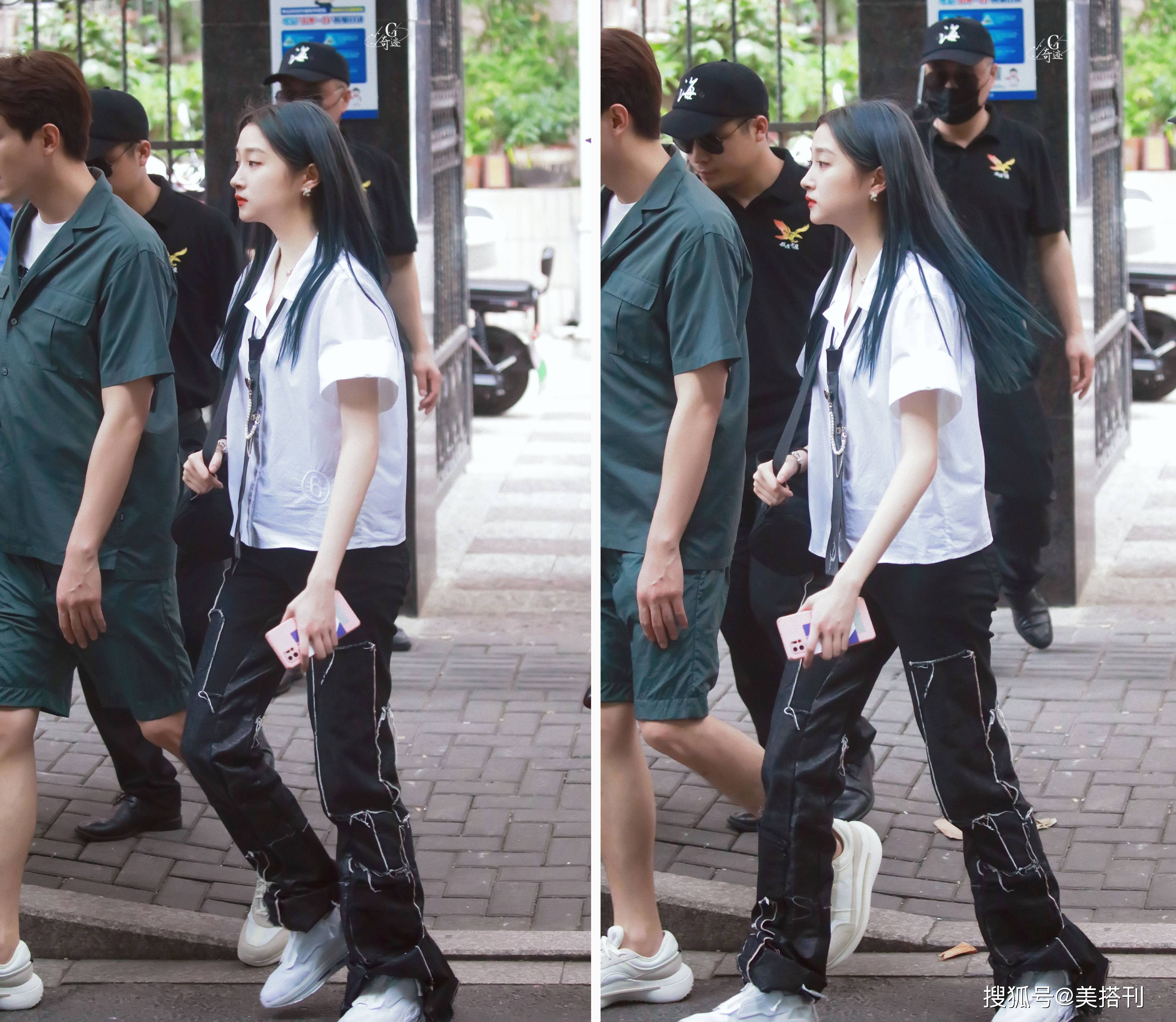 打领带|国民闺女变不良校花,关晓彤打领带染蓝发清纯霸气,这风格适合她