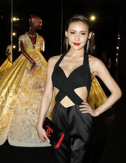 布条|贾青的胆子真不小，把黑布条当衣服穿，该挡的都挡住了，还挺吸睛