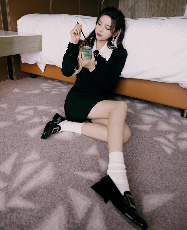 原创杨超越这腿真优越,穿小黑裙踩厚底鞋,双腿又细又长又直