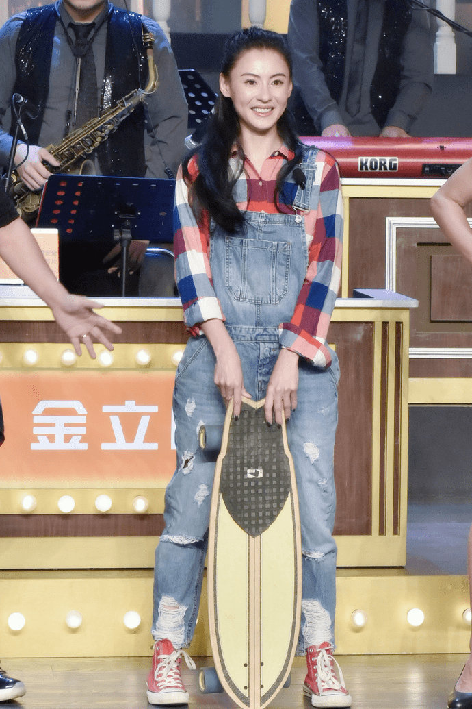 帆布鞋|张柏芝真敢装“嫩”,格子衬衫搭配背带牛仔裤少女感十足,超好看