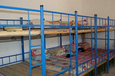 我们都知道,一般寄宿类的小学初中,宿舍比较随便,往往都是通铺.