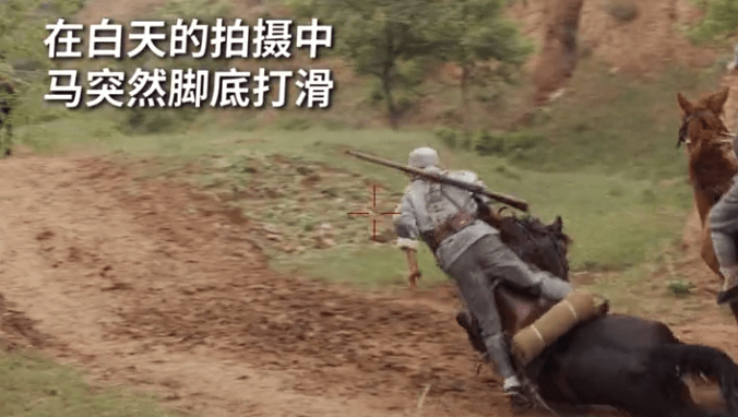 因为|吴京拍戏摔下马背，头部朝下疑扭伤，送医前笑称千万别告诉谢楠