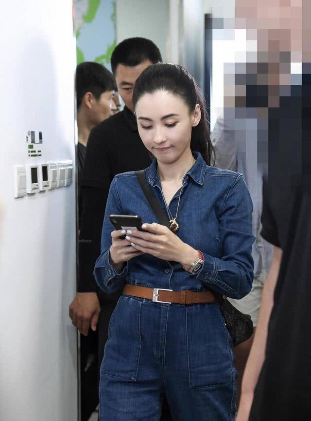 马尾|张柏芝真是“少女脸”，穿牛仔连体裤扎高马尾装扮，嫩得惹人羡慕