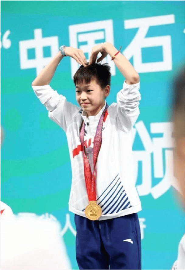 设计|14岁全红婵成跳水队团宠!穿运动装挂师姐身上撒娇,乖宝宝样超萌
