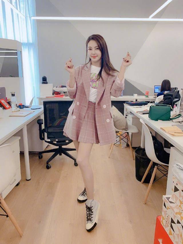 短裙|张雨绮合影被碾压，穿黑色短裙腿最短，身材在里面也是最胖的！