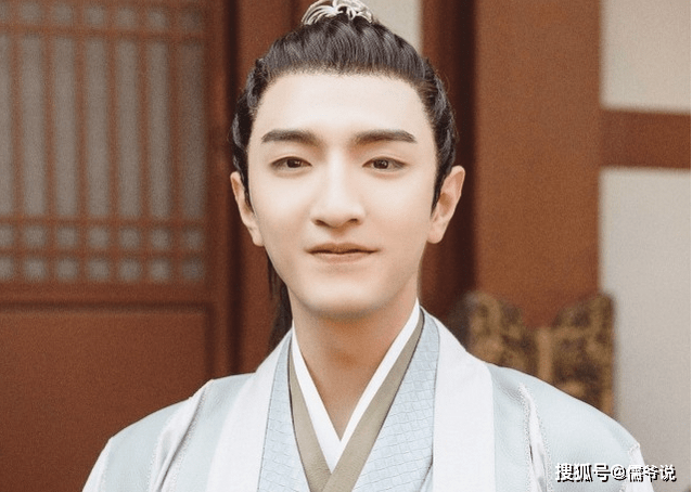 丑上|《君九龄》开播，金瀚丑上热搜，和女主彭小苒的美形成鲜明对比