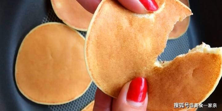 做法|早餐教你做酸奶饼，不用放油，做出来松软酸甜，营养又健康