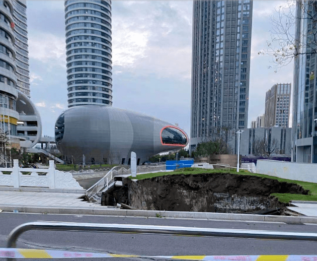 中南建设旗下大楼附近路面塌陷 一年市值蒸发超