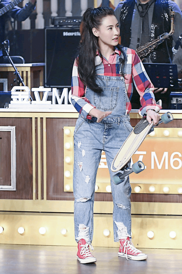 帆布鞋|张柏芝真敢装“嫩”,格子衬衫搭配背带牛仔裤少女感十足,超好看