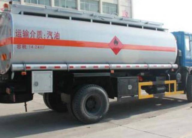 多节油罐车 775fb9ebd3e4479daccb2a02c9f94512.jpeg