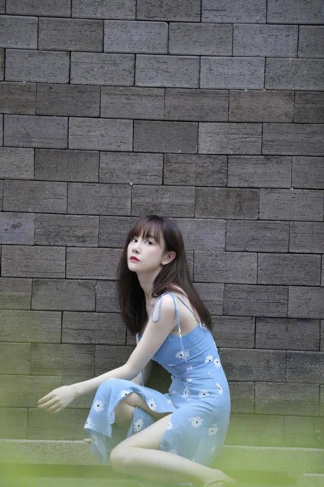小姑娘|张檬牛奶肌真晃眼，淡蓝色吊带裙文艺又迷人，嫩度不输小姑娘
