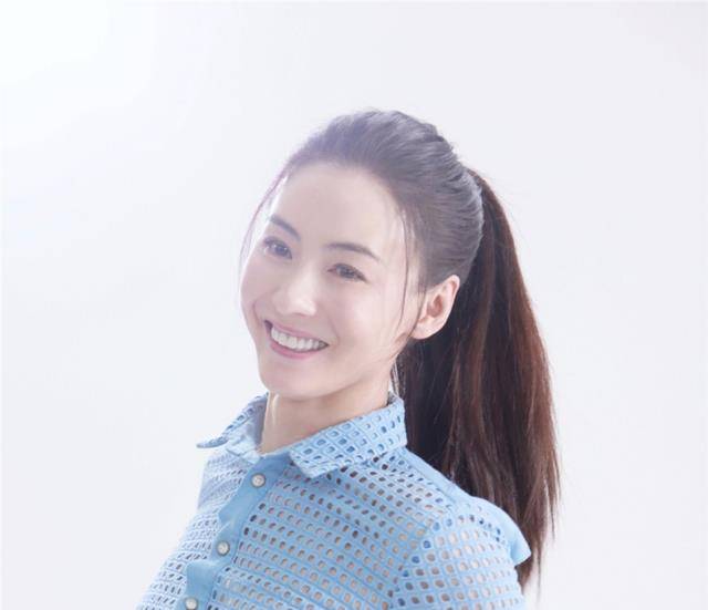 马尾|张柏芝又把衬衫穿出新境界，配牛仔裤清新减龄，扎起高马尾更显嫩