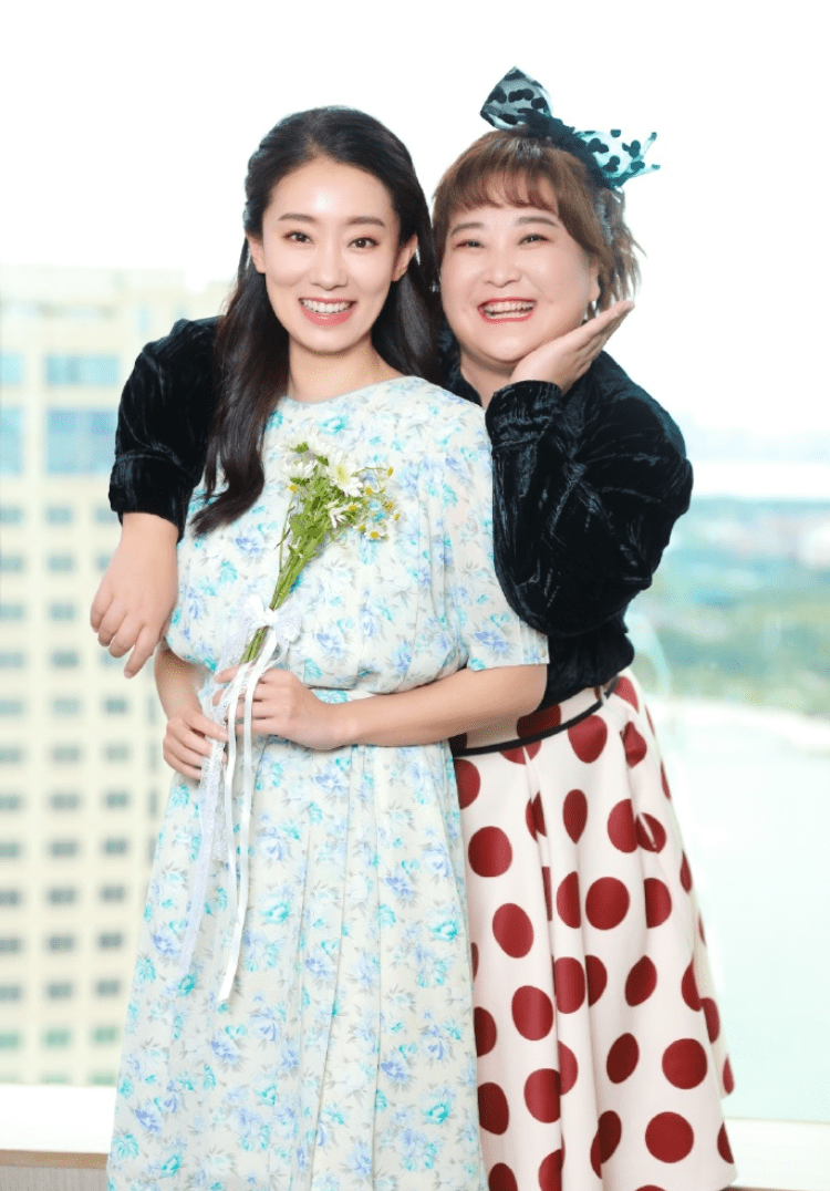 张小斐|张小斐罕见晒自拍,一身休闲装配微卷发好显嫩,身价暴涨依然低调