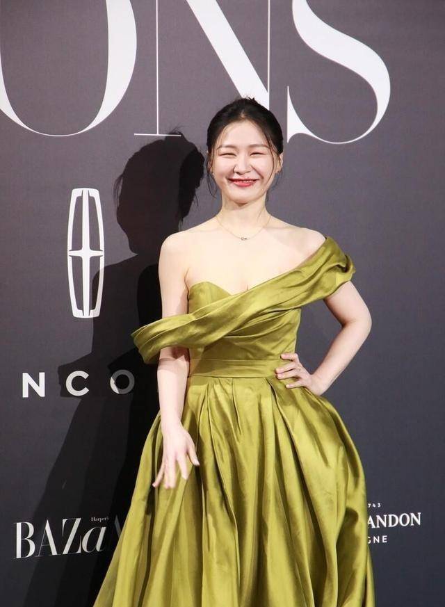 金靖|一向搞笑的金靖穿性感礼服，摆出酷脸造型似换了个人，像气质美女