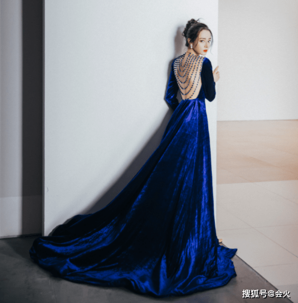 显得|热巴穿红色保暖内衣拍照！百元衣服穿出高级感，腰围与头围差不多