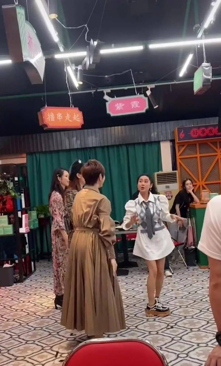 差距|在机场偶遇朱茵，身高是特别真实的矮，生活中不打扮差距很大
