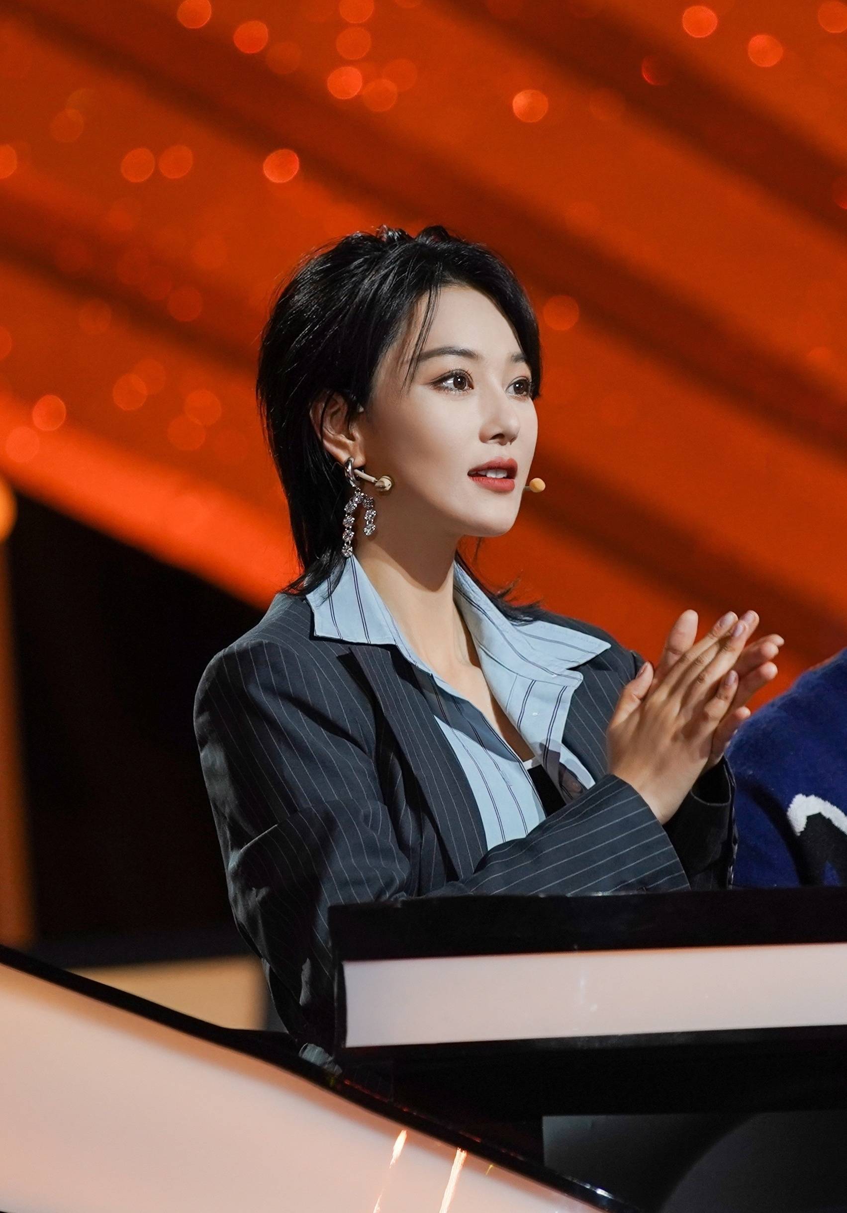 高跟鞋|张馨予的混搭风我看不懂,高跟鞋搭配渔网袜,一般人学不来!