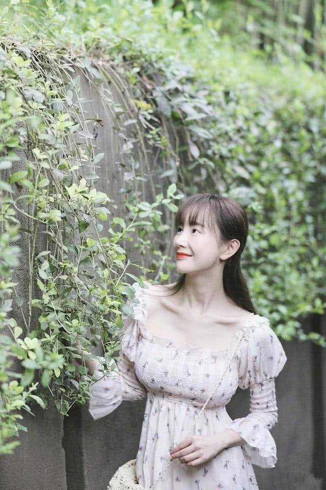 小姑娘|张檬牛奶肌真晃眼，淡蓝色吊带裙文艺又迷人，嫩度不输小姑娘