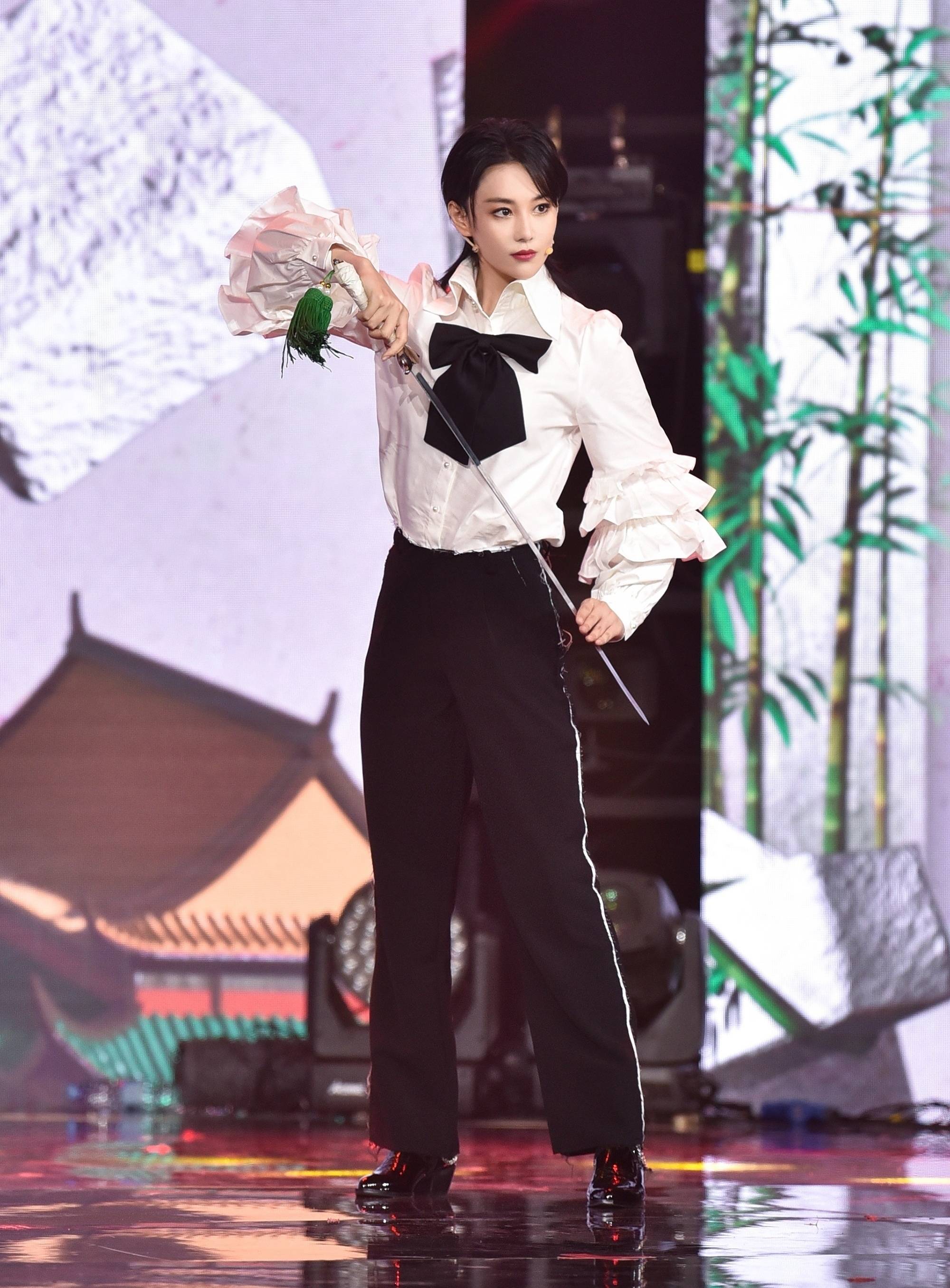 高跟鞋|张馨予的混搭风我看不懂,高跟鞋搭配渔网袜,一般人学不来!