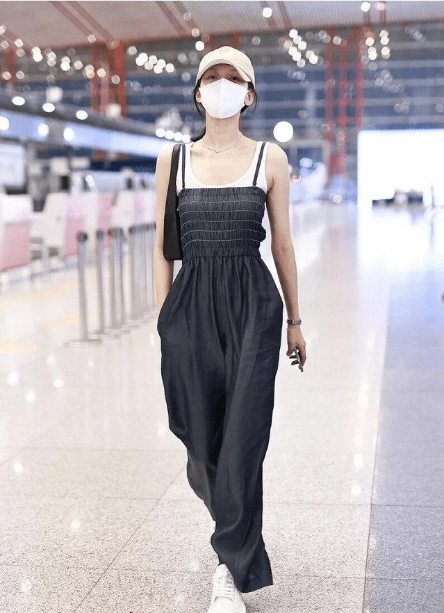 脸蛋|孙怡的腿快和胳膊一样细，婴儿肥的脸蛋，不仅减龄还挺可爱